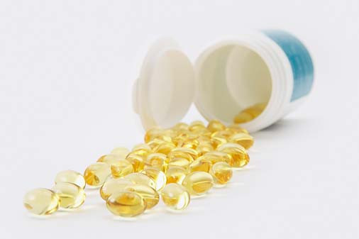 Dùng vitamin E. Dùng dầu vitamin E để bôi vào vùng tam giác vàng có thể giúp tăng cường ngăn ngừa những vấn đề ở âm đạo, đặc biệt là cải thiện máu lưu thông tới vùng kín. Hơn nữa, ăn uống đủ thành phần vitamin E cũng có tác dụng này. Thực phẩm giàu vitamin E là bơ lạc, dầu thực vật, quả óc chó, hạt lanh…