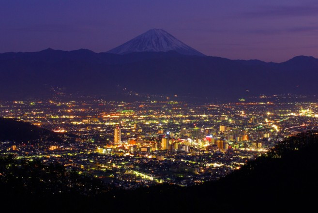 Lần phun trào gần đây nhất của Fuji làm toàn bộ vùng lân cận và thủ đô Tokyo ngày nay chìm dưới lớp tro dày gần 6cm. Theo ước tính, Nhật Bản sẽ phải chi tới 30 tỷ USD để phục hồi lại đất nước nếu thảm họa xảy ra, chưa kể đến những tác động kinh hoàng khác.