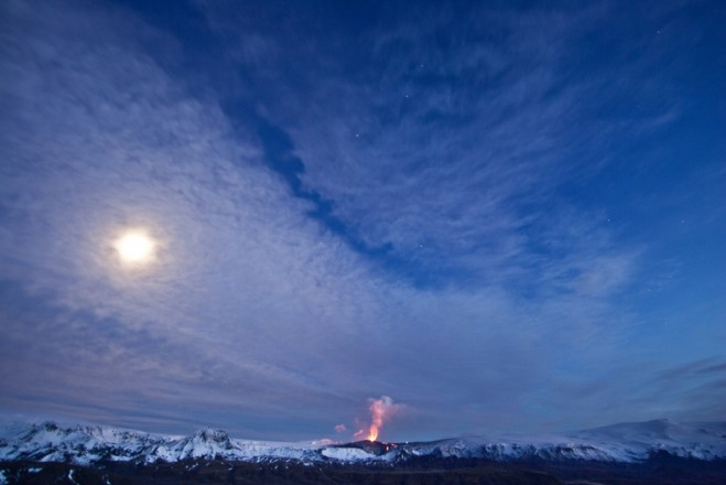 Năm 2010, một lượng tro núi lửa khổng lồ của núi Eyjafjallajökull bùng nổ từ phía nam Iceland đổ vào bầu trời châu Âu. Tuy nhiên, đó chỉ là một góc nhỏ của thảm họa nếu núi lửa Katla – cách Eyjafjallajökull 27km phun trào.
