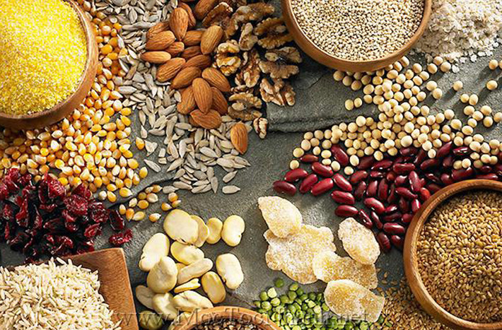 Ngũ cốc chứa nhiều omega-3 hay các axit béo là một trong những chất chống lão hoá da tuyệt vời nhất. Các loại hạt giúp sản xuất elastin, collagen và các hợp chất giữ cho làn da luôn tươi trẻ. Ngoài ra chúng còn giúp ổn định lượng cholesterol trong máu, tối ưu chức năng tiêu hoá và tăng cường hệ miễn dịch nhờ có chứa nhiều khoáng chất.