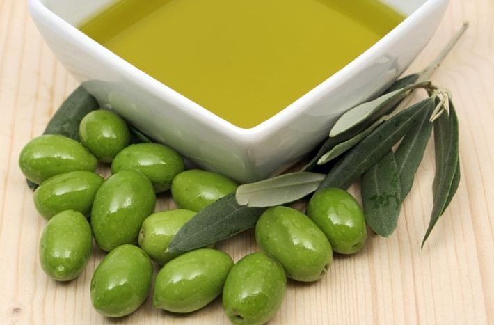 Dầu ô liu chứa một lượng lớn omega-3 vừa tốt cho hệ tim mạch lại vừa có tác dụng làm chậm quá trình oxy hóa cơ thể.