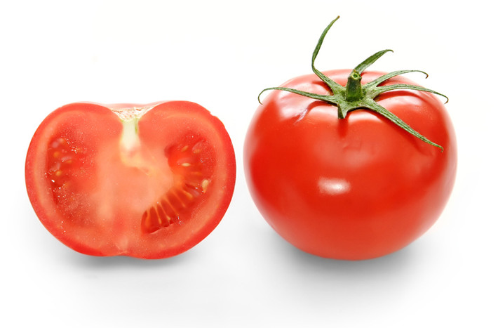 Cà chua chứa nhiều lycopene, một chất chống oxy hóa mạnh bảo vệ da khỏi ánh nắng mặt trời tương tự như kem chống nắng.