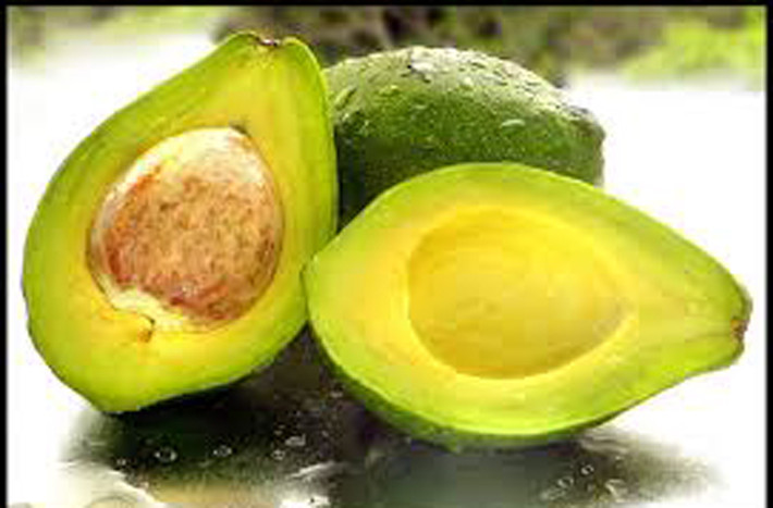Bơ rất giàu kali, vitamin E, chất béo omega có tác dụng giảm cholesterol, giảm huyết áp, cải thiện và tốt cho làn da. Loại trái cây này còn chứa chất folate cũng giúp cơ thể chống lại nhồi máu cơ tim, giảm nguy cơ loãng xương.