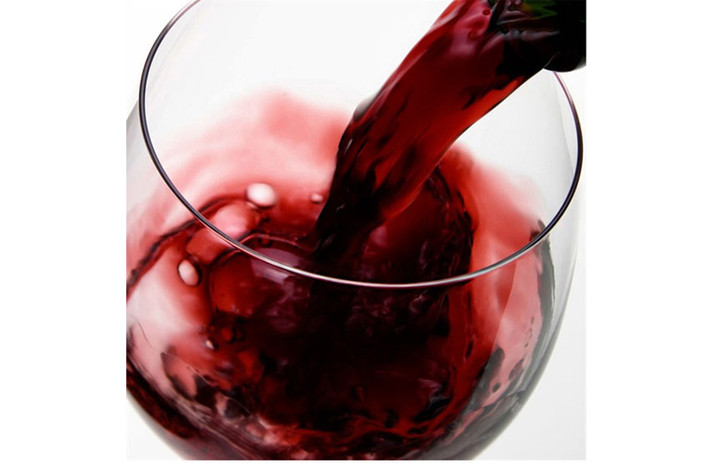 Rượu vang đỏ chứa resveratrol, chất chống oxy hóa tuyệt vời cho cơ thể. Mỗi ngày, chị em có thể bổ sung một ly trong khi nam giới có thể dùng hai ly.