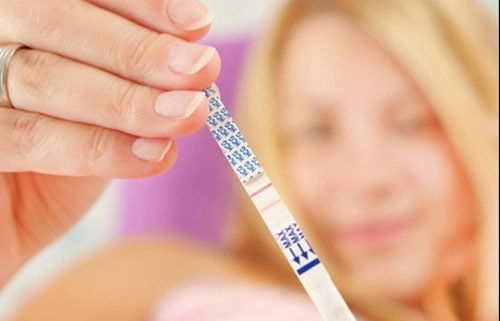 Một xét nghiệm máu hoặc xét nghiệm nước tiểu cho thấy bạn đã mang thai vì phôi thai đã tiết ra hormon hCG (human Chorionic Gonadotropin), một loại hormon có liên quan đến thai kỳ. Que thử thai tại nhà cũng sẽ cho kết quả dương tính nhưng không chính xác bằng thử máu khi đang ở trong giai đoạn sớm của thai kỳ.