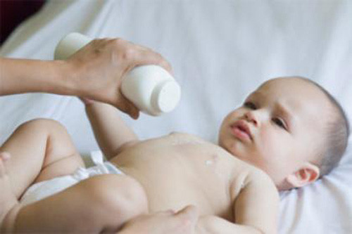 Dùng các loại kem (phấn) dành cho bé để bảo vệ da. Bên cạnh kem chống nắng, cũng cần chú ý hơn đến các loại kem (phấn) bảo vệ da cho bé.