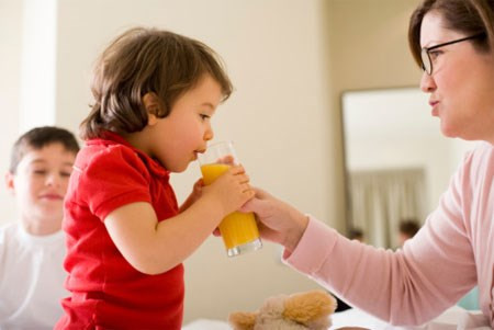 Mặt khác, cần tập cho trẻ ăn nhiều rau xanh, trái cây khi trẻ biết ăn, các bà mẹ đang cho trẻ bú cũng cần bổ sung hằng ngày nhiều vitamin và khoáng chất để cho trẻ có được đủ chất dinh dưỡng hơn nữa trong sữa mẹ.