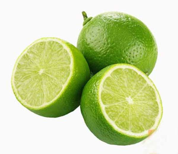 Vắt khoảng ½ trái chanh vào nước ấm và tắm cho bé (không dùng cho bé bị trầy xước da vì sẽ rất xót).