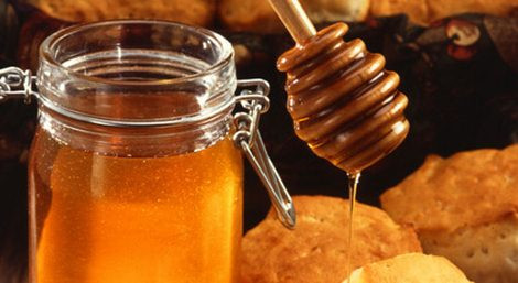 Mật ong giả làm từ bột nhôm. Mật ong giả được làm từ nước đường, phèn và chất tạo màu. Các cơ quan chức năng cho biết, mật ong giả không chứa bất kỳ thành phần nào của mật ong thật, ngoài ra mỗi kg mật ong giả còn có hơn 187mg nhôm. Mật ong giả sẽ gây tác hại rất lớn đến hệ thần kinh của người dùng, làm giảm trí nhớ ở người già và làm trẻ nhỏ kém phát triển. Mật ong giả khá nặng mùi hoá chất, không mang mùi thơm dịu nhẹ như mật ong thiên nhiên.