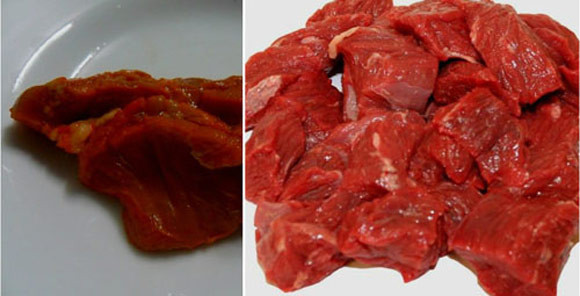Thịt bò giả. Những chất phụ gia có khả năng “hô biến” thịt heo, thịt gà thành thịt bò được bày bán phổ biến tại Trung Quốc. Theo hướng dẫn chi tiết, người dùng chỉ cần dùng 2-3g chất phụ gia ngâm 1g thịt heo trong khoảng 60 phút để tạo ra một miếng thịt bò. Nếu phân biệt bằng mắt thường người mua khó xác định được đâu là thịt bò thật và giả. Các bác sĩ cho biết, thành phần chất phụ gia này khá độc, nó sẽ gây ngộ độc chậm lên các bộ phận trong cơ thể người ăn, lâu dần sẽ dấn đến ung thư.
