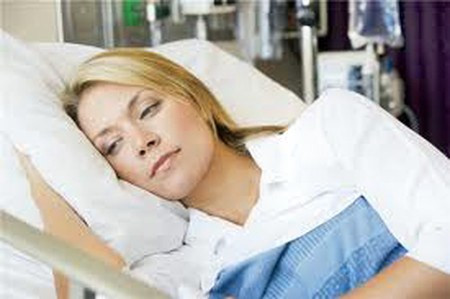 Máu đông ở âm đạo. Trong những ngày đầu tiên của thai kỳ, nếu thấy máu đông bất thường ở âm đạo thì đây chắc chắn là dấu hiệu sảy thai, bạn phải đến bệnh viện càng sớm càng tốt. Ngoài ra, mất những triệu chứng mang thai một cách đột ngột như buồn nôn , ngực căng, nôn ói... Nếu bạn quá lo lắng và đã thử nghiệm với que thử thai và chỉ lên một vạch dù trước đó đã lên 2 vạch thì bạn cần đến cơ sở y tế để có được sự kiểm tra chính xác nhất.