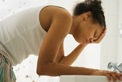 Chảy máu bất thường. Dấu hiệu đầu tiên phải kể đến là việc chảy máu âm đạo. Thực ra, khi mang thai, một lượng nhỏ máu màu sẫm có trong tử cung 7 - 10 ngày sau khi trứng rụng, hoặc có ở thời điểm chu kỳ kinh (chu kỳ lúc chưa mang thai) có thể xuất hiện. Hoặc do cổ tử cung của bạn mềm và đang có máu nên sẽ ra một chút sau khi quan hệ.