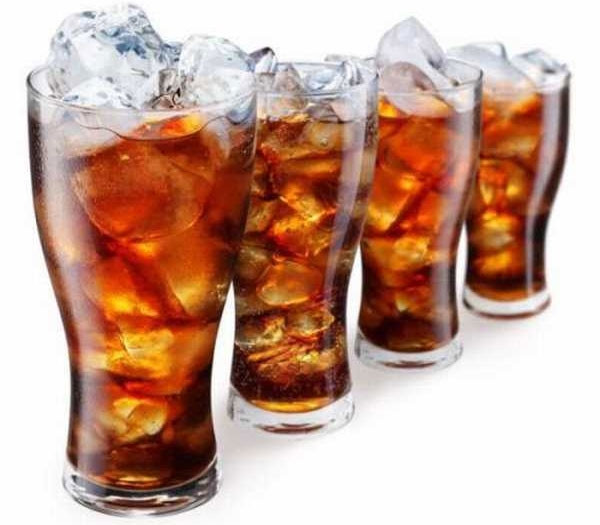 Về mùa hè nóng nực trẻ thường khát nên có nhu cầu uống nhiều nước, nhưng mẹ không nên cho trẻ uống nước ngọt công nghiệp có nhiều đường và có gas khiến bụng trẻ đầy hơi, đường huyết tăng nhanh làm trẻ không muốn ăn khi vào bữa chính.