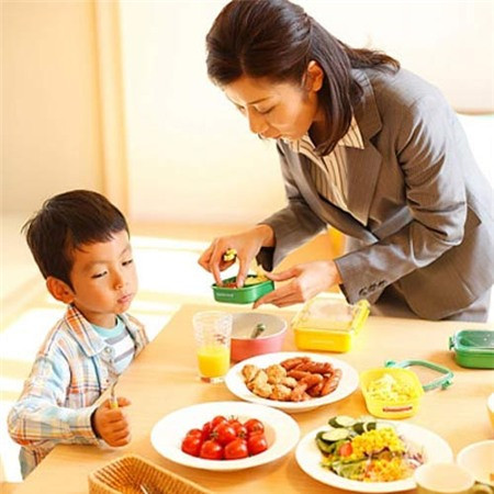 Đảm bảo cho trẻ có một chế độ dinh dưỡng tốt là ăn đủ 4 nhóm thực phẩm (nhóm cung cấp chất đạm là thịt,cá,tôm, cua, trứng, sữa… Nhóm cung cấp chất đường bột là gạo, mỳ, khoai… Nhóm cung cấp chất béo như dầu ăn, mỡ, vừng, lạc và nhóm cung cấp vitamin và chất khoáng có nhiều ở rau quả).