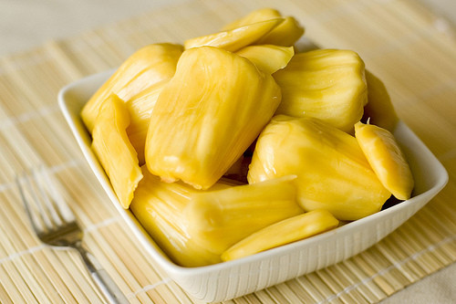 Hạn chế ăn các loài hoa quả có hàm lượng đường cao như mít, na, vải, là những thực phẩm gây nóng. Cho trẻ ăn các loại quả chin giúp giải nhiệt tốt như dưa hấu, nho, củ đậu, đu đủ…