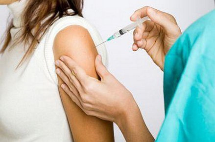 Tiêm là phương pháp còn nguy hiểm hơn kem và thuốc lột tẩy. Việc tiêm chất glutathione vào cơ thể lầm cho da nhạt màu dần, sáng lên. Tuy nhiên việc tiêm thuốc vào trong cơ thể làm thay đổi nổi tiết tố, thay đổi cơ chế sản sinh tế bào, thay đổi hồng cầu, ức chế sự phát triển của melanin. Sự thay đổi đột ngột, không kịp thích ứng ảnh hưởng nghiêm trọng tới sức khỏe của người dùng.