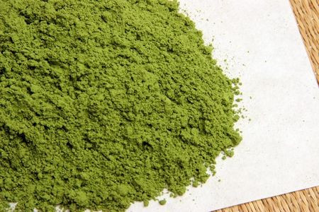 Mặt nạ trà xanh. Chất kháng khuẩn có trong trà xanh có tác dụng điều trị các nốt mụn trên làn da. Dung dịch trà xanh kết với khoai tây nghiền là công thức tuyệt với nếu bạn muốn những vết tấy đỏ do mụn biến mất. Bạn thậm chí có thể kết hợp trà xanh với lotion để dưỡng ẩm cho da hàng ngày.