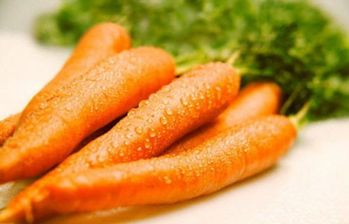Cà rốt. Cà rốt là loại củ có chứa rất nhiều vitamin A và Beta-caroten… tăng cường sức đề kháng, giúp làn da mịn màng đặc biệt rất tốt cho việc trị mụn trứng cá. Chị em có thể xay nhuyễn 1 củ cà rốt trộn đều với 2 thìa mật ong tạo thành hỗn hợp. Sau đó đắt mặt nạ trong khoảng 20 phút rồi rửa sạch mặt bằng nước lạnh.