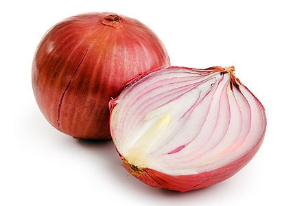 Mặt nạ hành tây, bột yến mạch và mật ong. Hành tây rất giàu kali, selen và vitamin C vì vậy hành tây có rất nhiều công dụng tốt cho da và tóc. Ngoài ra hành tây có thêm chức năng phục hồi sẹo sau mụn. Trộn bột yến mạch với nước trắng và nấu sền sệt, bỏ hành tây vào hỗn hợp này khi còn nóng ấm. Trộn hỗn hợp này đều rồi đắp mặt bằng hỗn hợp này, sau đó bạn để khoảng chừng 15-20 phút và rửa lại sạch bằng nước ấm. Đây là công thức rất hữu hiệu cho da mụn, và điều trị mụn trứng cá.