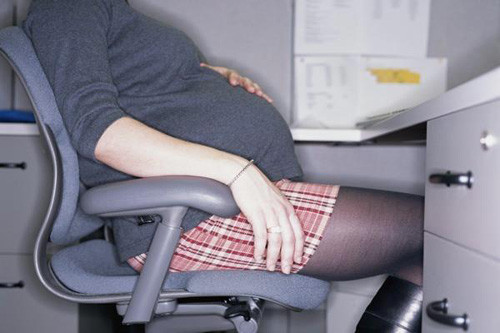 Ngoài ra, mẹ bầu có thể đặt chân lên chiếc ghế nhỏ dưới chỗ để chân ở văn phòng, nếu cảm thấy không thoải mái có thể đặt chân lên chiếc hòm thấp, cách mỗi giờ đổi tư thế một lần sẽ giúp chân bớt mỏi nhức. Cách hai tiếng xoa bóp chân theo hướng từ dưới lên trên nhằm giảm nguy cơ bị phù. Tốt nhất là khoảng mỗi giờ một lần, mẹ bầu nên rời vị trí để đi lại nhẹ nhàng trong văn phòng hoặc hành lang, giúp máu huyết lưu thông tốt hơn.