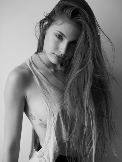 Hình xăm ngôi sao khiến cho các bạn gái trở nên quyến rũ sexy.