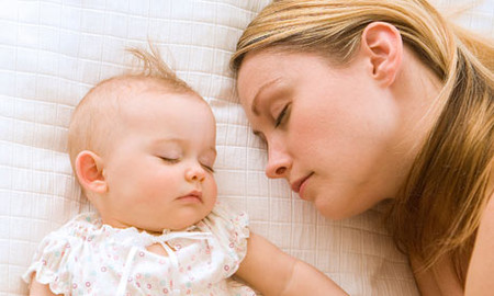 Sử dụng quạt hợp lý: Tương tự như điều hòa, bạn không nên để quạt thốc trực tiếp vào vùng mặt của bé. Bạn có thể bật quạt hướng thẳng vào tường, phía chân của bé khi bé ngủ. Ở vị trí này, hơi mát từ quạt có thể lan tỏa khắp phòng và khiến bé ngủ ngon.