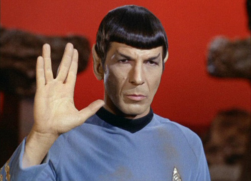 The Star Trek (1976) - The Motion Picture đã giới thiệu điện thoại di động đầu tiên, đồng hồ thông minh hiện đại, máy tính bảng và tai nghe Bluetooth. Trong Star Trek (1987) đề cập đến các nhân vật được nhìn thấy bằng máy tính màn hình cảm ứng.
