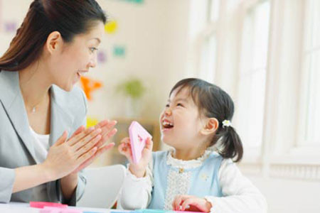 Biến thời gian chờ đợi thành thời gian sáng tạo. Khi đưa trẻ ra ngoài cùng đi dạo, bạn có thể gặp gỡ một người bạn và cùng trò chuyện với người đó. Lúc này, trẻ sẽ có được một khoảng thời gian tự do. Bạn có thể hướng dẫn con làm một điều gì đó và vờ như không để ý tới bé trong khoảng thời gian này. Hãy quan sát một cách khéo léo xem trẻ sẽ làm gì trong lúc đó. Đây là phương pháp giúp trẻ sáng tạo tư duy và biết tận dụng thời gian.