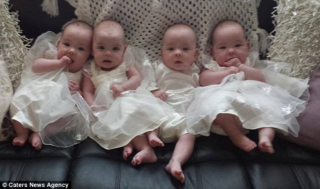 Amelia Helen là nặng nhất khoảng 1,8kg (bên phải), và Mollie Rose có trọng lượng nhỏ nhất 1,3kg (thứ hai từ phải sang). Bé Lucas James sinh ra nặng 1,6kg (trái) và em gái út Grace Lily- May nặng 1,47kg (thứ hai từ trái sang).
