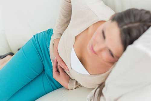 Khi viêm khung chậu bé, trong âm đạo sẽ có nhiều chất bài tiết ra mủ, thậm chí gây ra viêm nội mạc tử cung cấp tính…, khi nghiêm trọng sẽ dẫn đến gia tăng chứng vô sinh và thai ngoài tử cung. Nữ giới một khi mắc bệnh này nên kiêng giao hợp, sớm chẩn đoán và điều trị kịp thời mới giảm tái phát bội nhiễm và di chứng.
