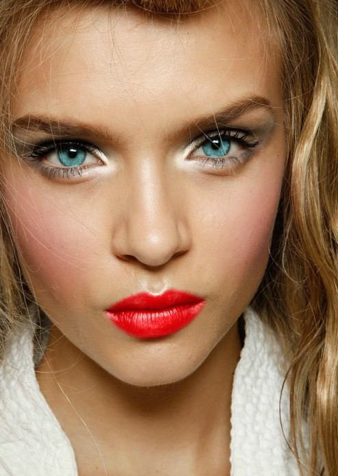Mắt tuyết trắng. Các make-up vùng xung quanh mắt màu trắng sáng tạo hiệu ứng bắt mắt và trẻ trung cho đêm Giáng sinh.
