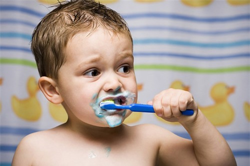 Mẹ cần phải vệ sinh răng miệng cho trẻ sạch sẽ sau khi ăn và trước khi đi ngủ bằng nước ấm. Mỗi sáng thức dậy và trước khi đi ngủ bạn nên cho bé súc miệng bằng nước muối sinh lý để sát trùng họng cho bé, tránh sự thâm nhập và phát triển của các vi khuẩn. Đây là biện pháp phòng tránh bệnh viêm họng, viêm amidan ở cả người lớn và trẻ em.