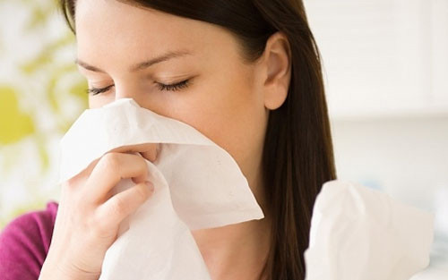 Không ngoáy mũi. Ngoáy mũi không chỉ là hành động khó coi mà còn là một thói quen sức khỏe xấu. Nó có thể làm rụng lông mũi, tổn thương niêm mạc, vỡ mạch máu và gây chảy máu. Ngoài ra, ngoáy mũi nhiều cũng dễ làm nhiễm khuẩn mũi. Không khí quá khô và ô nhiễm không khí thường khiến cho hô hấp bị hạn chế, nếu mũi bị giảm kháng khuẩn sẽ dễ bị viêm xoang, cảm lạnh và các bệnh hô hấp khác.