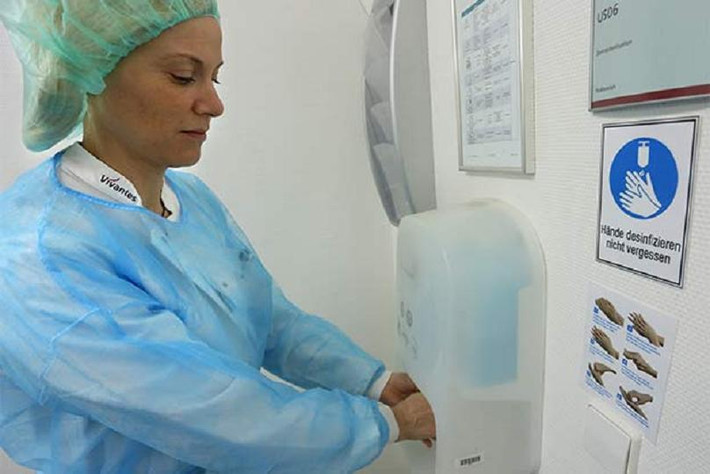 Năm 2011, một nhóm nghiên cứu từ Ghana xét nghiệm bề mặt 100 chiếc điện thoại di động lựa chọn ngẫu nhiên từ sinh viên và nhận thấy 15% trong số đó dương tính với CoNS – loại vi khuẩn gây nhiễm trùng máu.