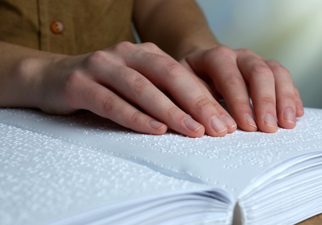 Louis Braille (Pháp) bị mù khi vừa mới 3 tuổi nhưng cậu bé lại luôn khao khát có thể đọc sách. Vào năm 15 tuổi, ông phát minh ra hệ thống chữ nổi Braille. Sau này, ông còn phát triển hệ thống đó để viết được cả các ký hiệu toán học và nhạc lý.