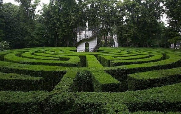 Mê cung tại Villa Pisani, vùng Veneto của Ý được xây dựng vào những năm 1700, và được cho là một mê cung phức tạp nhất trên thế giới với 12 vòng tròn đồng tâm và những hàng rào cao dẫn đến một tháp trung tâm.