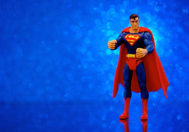 Hai thanh niên 18 tuổi đam mê truyện tranh và khoa học viễn tưởng, Jerry Siegel và Joe Shuster chính là những người đầu tiên sáng tạo ra siêu anh hùng mặc áo choàng tơ không tay với tên gọi “Superman”.