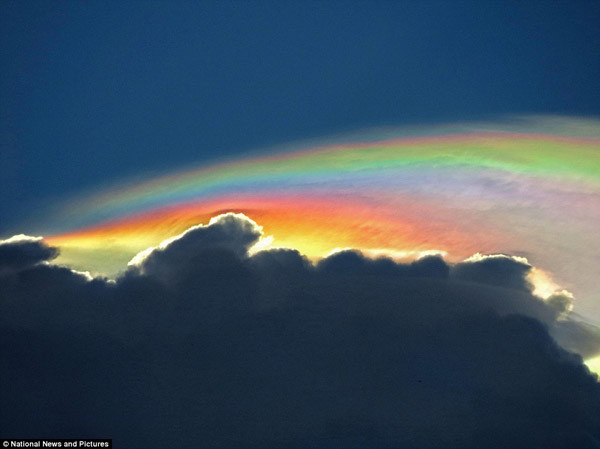Cầu vồng lửa (fire rainbow) không phải là lửa, cũng không phải là cầu vồng nhưng mệnh danh như thế bởi chúng sở hữu những gam màu pastel rực rỡ và hình dáng như ngọn lửa đang bốc cháy. Hiện tượng này rất hiếm khi xảy ra, thường xuất hiện chủ yếu vào mùa hè và chỉ có ở giữa một vài vĩ độ nhất định.