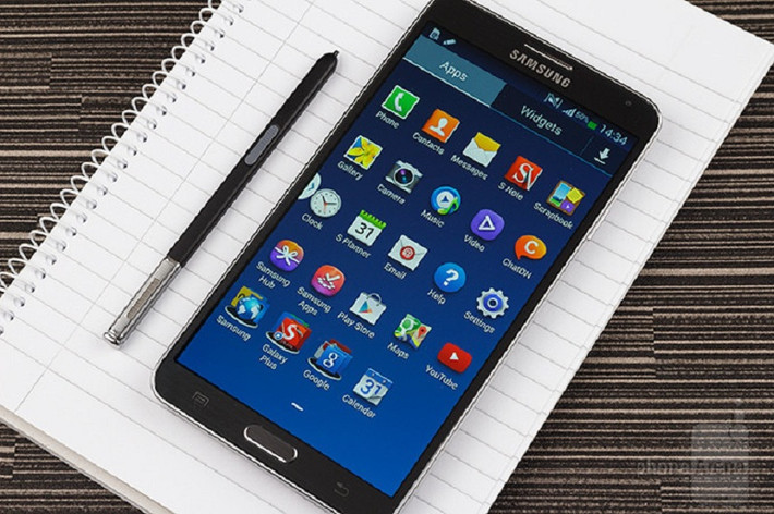 Màn hình 5,7 inch cùng với các thông số kỹ thuật cao “ngất ngưởng” khiến Samsung Galaxy Note 3 lọt tầm ngắm của nhiều khách hàng trẻ. Ngoài ra, Note 3 còn được tích hợp một cây bút stylus để ghi chép trong lớp học nếu lỡ bỏ quên laptop ở nhà.