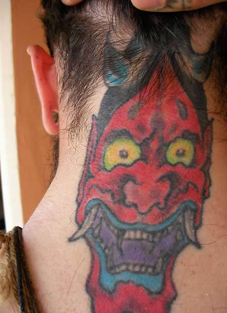 Ma quỷ dọa trẻ con đằng sau cổ.