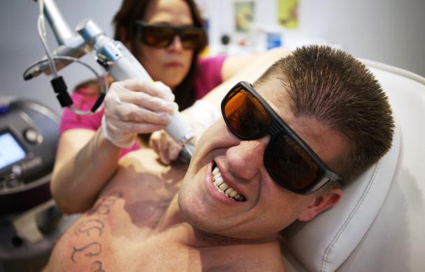 Sắc tố màu ở hình xăm đã hấp thu laser sẽ bị vỡ ra thành vô số những hạt li ti và được hệ thống bạch huyết của cơ thể đào thải ra ngoài, vết xăm hoàn toàn biến mất không còn dấu tích.