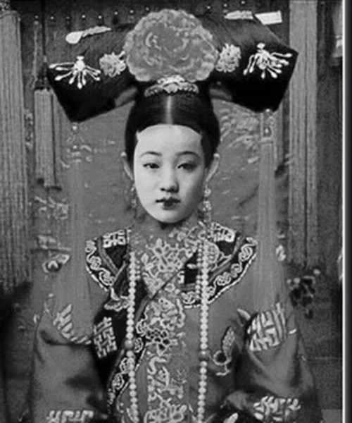 Từ Hy Thái hậu trị nám bằng... phân chim. Các loại mỹ phẩm với các tên mĩ miều bạch đinh hương, ưng điều bạch và cáp điều bạch là phân của chim ma tước, chim ưng và chim bồ câu. Từ Hy đã dùng 3 loại phân chim này để tiêu trừ các vết nám hoặc đồi mồi trên da và ngăn ngừa hữu hiệu các nếp nhăn.