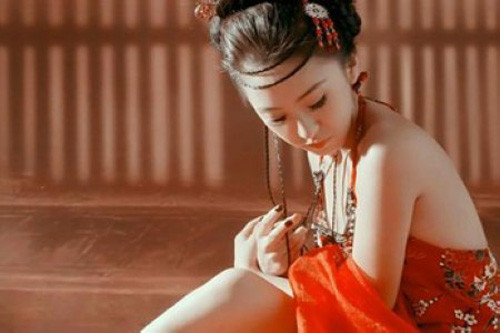 Nhưng phụ nữ xưa đương nhiên cũng không thể… bên trong không mặc gì. Nội y của họ ngày ấy là áo yếm và “Hĩnh y”. “Hĩnh y” chỉ giống như một mảnh vải ngắn quấn quanh hông để che đi phần dưới cơ thể phụ nữ.