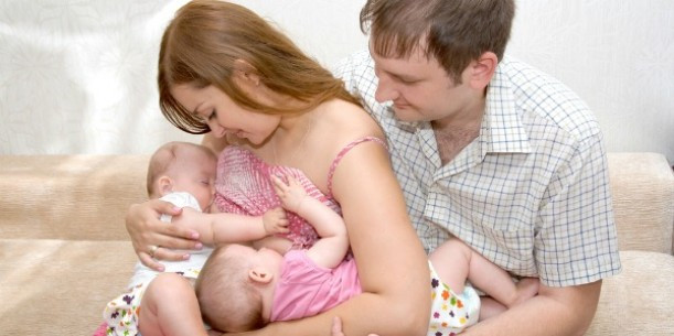 Ánh mắt hạnh phúc của người mẹ và người cha khi ngắm nhìn cặp song sinh mút sữa mẹ say sưa.