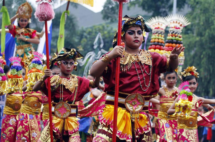 Trẻ em ở Bali, Indonesia mặc trang phục truyền thống nhảy múa trong lễ diễu hành tạm biệt mặt trời lặn ngày cuối cùng của năm.