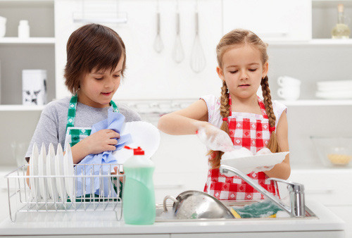Trách nhiệm: Muốn dạy con phải trách nhiệm với những hành động của mình bạn cần bắt đầu từ những việc đơn giản như rửa bát hay giặt quần áo và kết quả phải từ từ mới có. Nhưng để đạt được kết quả như mong muốn thì trước tiên, bố mẹ phải là người làm gương cho con về những hành động trách nhiệm của mình.