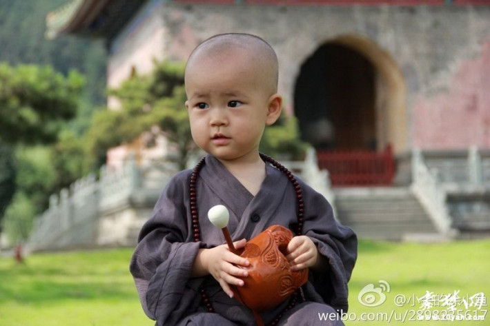 Hình ảnh hồn nhiên của chú tiểu hòa thượng.