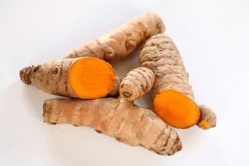 Ăn nghệ. Củ nghệ có tính chất chống oxy hóa, vừa giúp làm tăng miễn dịch, ngăn nhiễm trùng ở thai phụ và có tác dụng làm giảm cholesterol thừa trong máu, giúp duy trì mức độ cholesterol thích hợp trong cơ thể, làm tan mỡ bụng, giúp các mẹ duy trì thể trạng hợp lý sau sinh. Các mẹ có thể dùng nghệ như một gia vị cho các món ăn hằng ngày, hoặc ăn nghệ trộn với mật ong trong vòng từ 3-6 tháng.