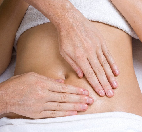 Dưỡng da và massage: Kem dưỡng - chứa collagen và vitamin là sản phẩm đươc khuyến khích cho các mẹ giai đoạn sau sinh. Xoa bóp nhẹ nhàng, trong khi thoa kem, giúp thúc đẩy lưu thông máu trên vùng bụng bị tổn thương. Lặp lại điều này 2-3 lần mỗi ngày, trên các vết chùng nhão, bạn sẽ thấy được hiệu quả của chúng sau một thời gian ngắn.