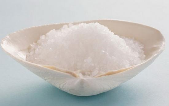 Muối. Sử dụng muối để chăm sóc da bụng là phương pháp được lưu truyền trong dân gian. Đối với phụ nữ sau sinh, muối có tác dụng giúp làm săn cơ bụng, giảm lượng mỡ thừa, giảm nhăn cho vùng da bụng. Rang nóng muối hột với gừng giã nhỏ, cho vào bao vải và đắp lên bụng, 3 lần một ngày, mỗi lần 30- 60 phút.